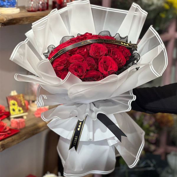 Large Fabulous White Fabric Bouquet of Magnificent Ecuador Fresh Red Roses