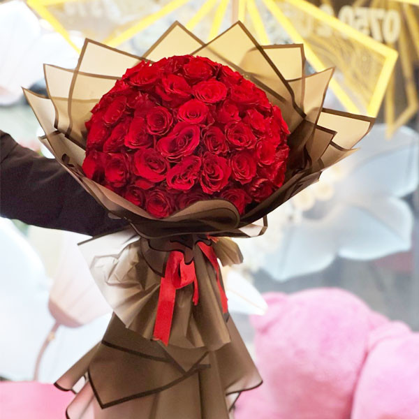 XXL Fabulous Brown Fabric Bouquet of Magnificent Ecuador Fresh Red Roses