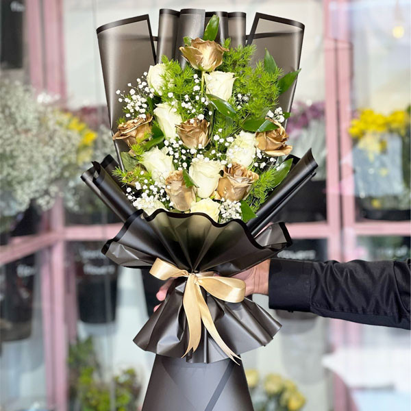 Medium Luxurious Black Transparent Elastic Bouquet of White & Elegant Golden Colored Roses